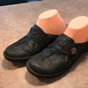Clark’s Artisan size 9 Dark Brown Clogs